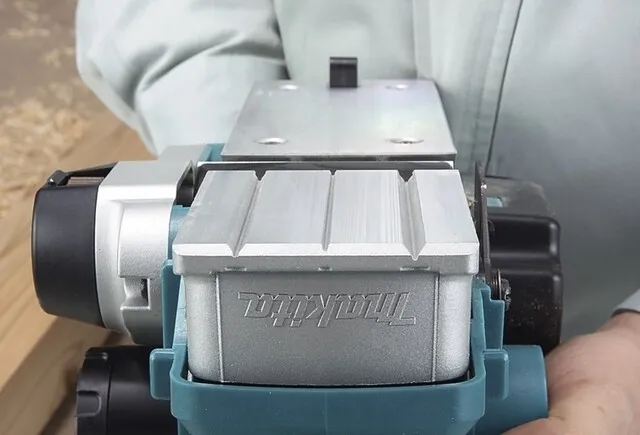 Makita 230V Schaafmachine 82 mm